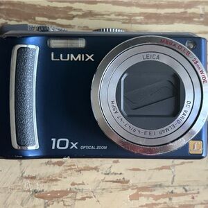 PANASONIC LUMIX 10x CAMERA IN ROYAL BLUE